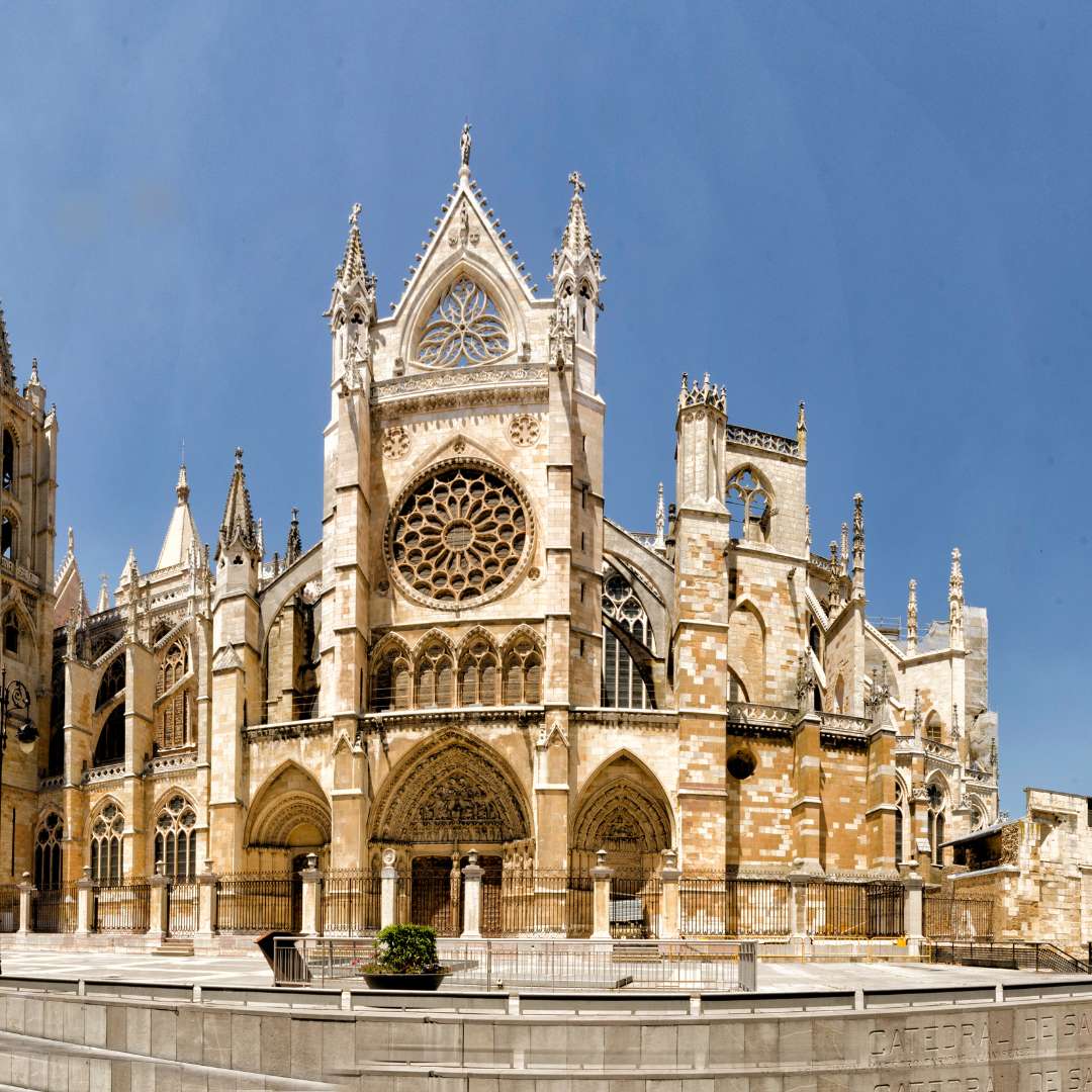 Es una foto de León presentando la catredal gótica, una de las más bonitas de España